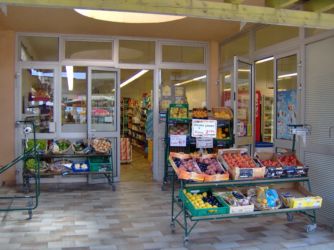 Small supermarket in the zone naturist 5 minutes walk away